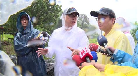 雨彈狂灌高雄！ 陳其邁冒雨赴六龜視察