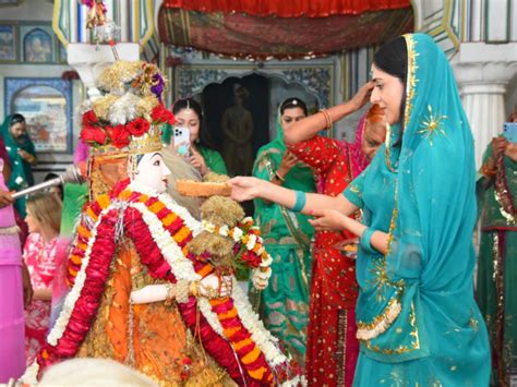 Rajasthan Gangaur Mata Ki Sawari Photos Update Jaipur Jodhpur 4 किलो गोल्ड पहनकर निकली गवर