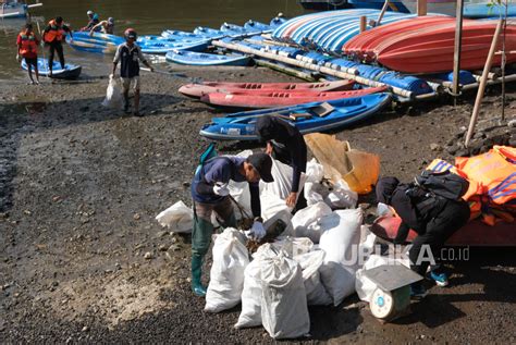 Aksi Bersih Sampah Plastik Di Kawasan Ekowisata Mangrove Republika Online