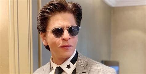 Shah Rukh Khan Surprises Fans On His Birthday By Waving To Them From ...