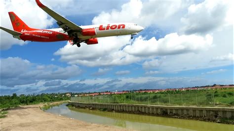 Landing Sorong Lion Air Boeing 737 900 ER Di Bandar DEO Kota Sorong