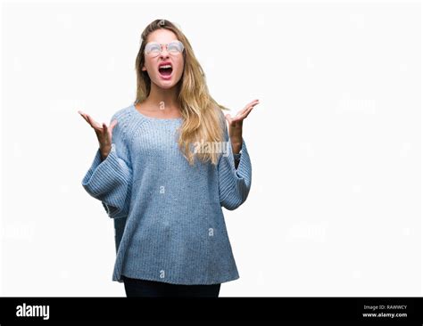 Belle Jeune Femme Blonde Portant Des Lunettes Et Pull Sur Fond Isol Et Mad Fou Criant Et