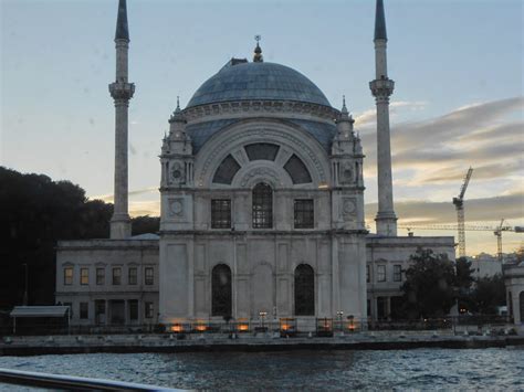 Bezmialem Valide Sultan Camii Nerede Nas L Gidilir Dolmabah E Cami