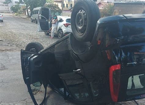 Mulher fica ferida após carro capotar em Belo Horizonte FOTOS Minas