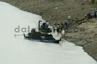 Penambang Pasir Di Sungai Bengawan Solo Datatempo