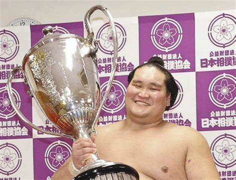 全勝優勝の照ノ富士、一夜明けは30歳バースデー三十路の目標は「2ケタ優勝」：中日スポーツ・東京中日スポーツ