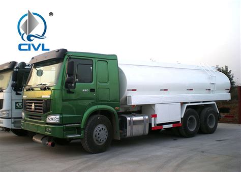 SINOTRUK HOWO OIL TANK Truck 6 X 4 371HP 12 00R20 Radial Tire 20 50T