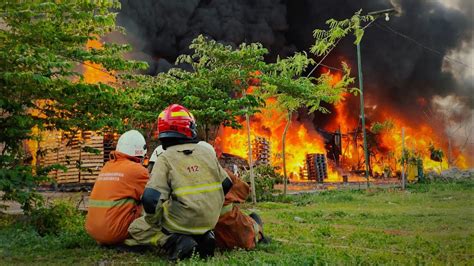 Dokumenter Kebakaran Gudang Dan Rumah Di Dupak Masigit Surabaya