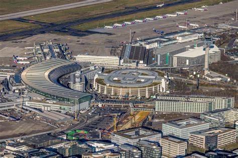 Luftbild Düsseldorf Abfertigungs Gebäude und Terminals auf dem