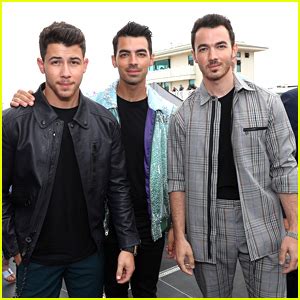 Joe Jonas Celebrates Th Birthday With Sophie Turner Brothers On