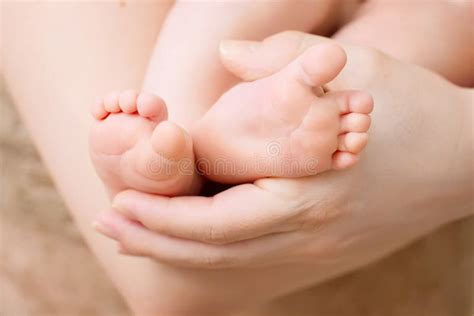 Pies De Bebé En Manos De La Madre Pequeños Pies De Recién Nacido En