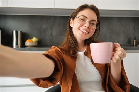 Retrato De Una Joven Feliz Con Gafas Que Se Toma Una Selfie Con Su