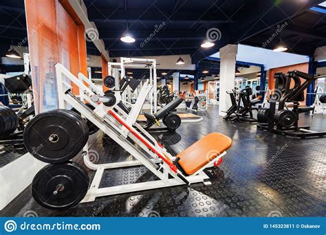 Nuevas M Quinas De La Aptitud En Interior Moderno Del Gimnasio Imagen