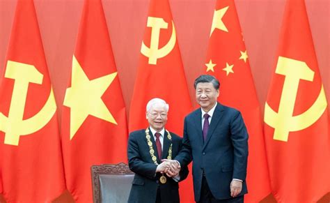 Xi Jinping remet la Médaille de l amitié au chef du Parti communiste