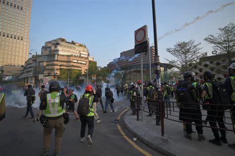 【修例風波】警方尖東多次射催淚彈彌敦道驅散示威者 多人被制服 星島日報