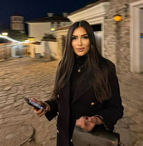 Щерката на Юксел като близначка на гаджето му (Снимки)