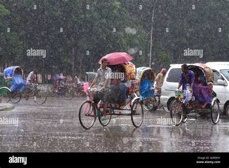 Dhaka, Bangladesh. 20th July, 2016. Bangladeshi rickshaw pullers and ...