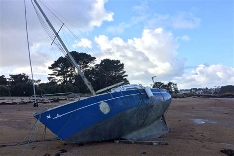 Trégastel Un bateau échoué sur la plage de Ty Newis