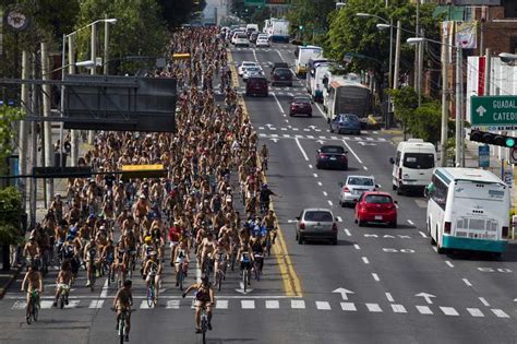 Desnudos Y En Bicicleta La Marcha Anual Naked Bike EL ESPECTADOR