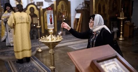 Video Sacerdote Lanza Agua Bendita A Sus Feligreses Con Una Manguera