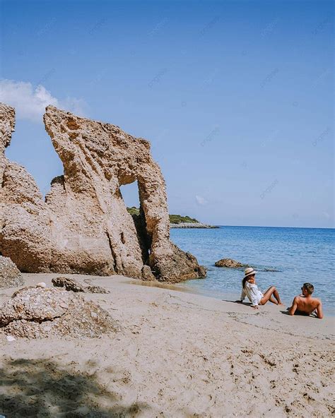 情侶在希臘度假 在 Voulisma 海灘 Istron 克里特島熱帶海岸 照片背景圖桌布圖片免費下載 Pngtree