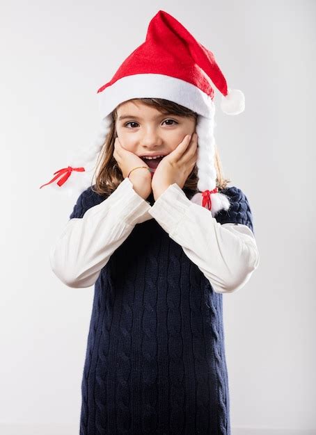 Petite Fille Couvrant Sa Bouche Avec Les Deux Mains Photo Gratuite