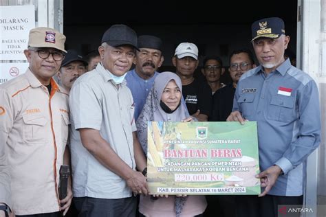 Gubernur Mahyeldi Salurkan 220 Ton Beras Cadangan Pangan Untuk Warga