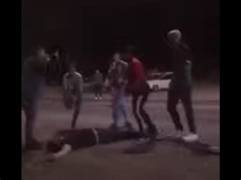 Video brutal agresión a un joven a la salida de una fiesta clandestina