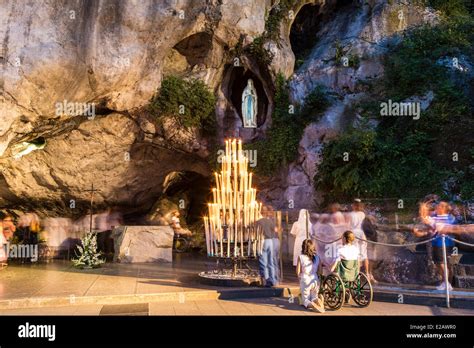 Francia Hautes Pyrenees Lourdes la gruta donde se apareció la Virgen