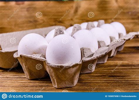 Pilha De Ovos De Galinha Em Tabuleiro De Papel Em Mesa De Madeira Foto