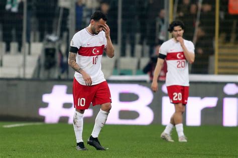 Infortunio Muscolare Per Calhanoglu Rischia Di Saltare Anche I Quarti