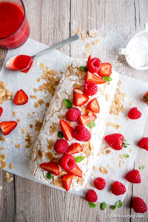 Roulade meringuée fraises et amandes Mimi Pâtisserie