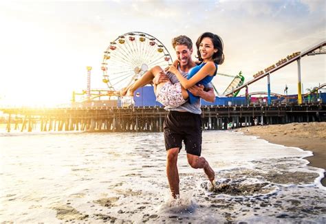 Casal Apaixonado Na Praia Foto Premium