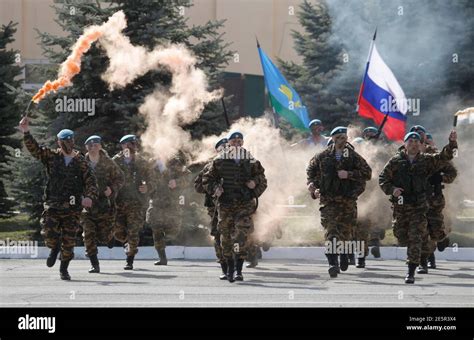 Russian paratroopers march during paratroopers hi-res stock photography ...