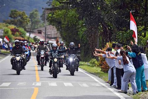 Foto Melihat Aksi Presiden Joko Widodo Motoran Dari Sibisa Ke Parapat