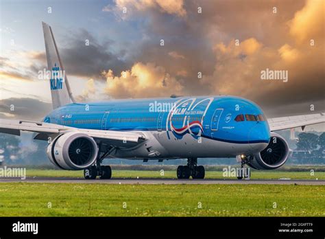 Boeing 787 Cockpit Hi Res Stock Photography And Images Alamy