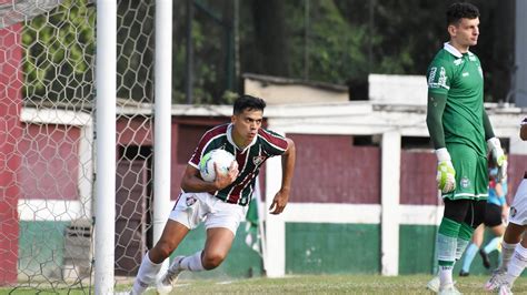 Fluminense estende contratos de Caio Vitor e Matheus Pato até o fim do