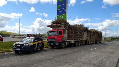 PRF realiza fiscalização do transporte de cana de açúcar na Mata Sul de