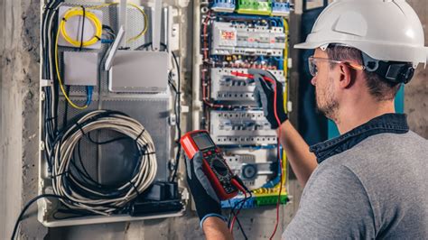 Inscrições abertas para curso técnico gratuito de eletricista no Senai