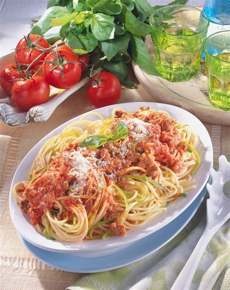 Spaghetti mit Tomaten Hack Soße Rezept LECKER