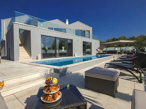 Spacious Luxury Villa With A Private Swimming Pool Bedrooms Near