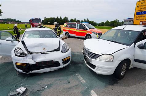 Unfall bei Lenningen Drei Verletzte bei frontalem Zusammenstoß mit