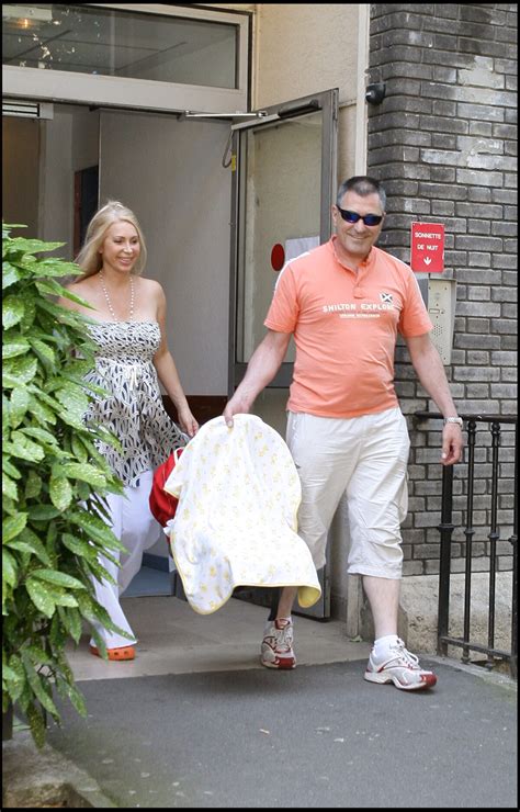 Photo Jean Marie Bigard et sa femme Claudia sortent de la Piété