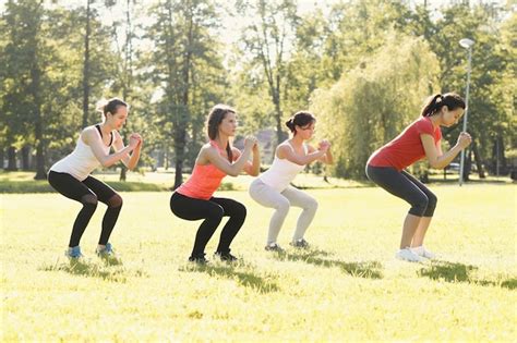 Groupe De Femmes Faisant Du Sport En Plein Air Photo Gratuite