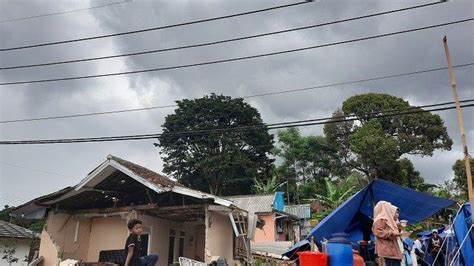 Tinggal Di Tenda Korban Gempa Bumi Di Desa Sarampad Keluhkan