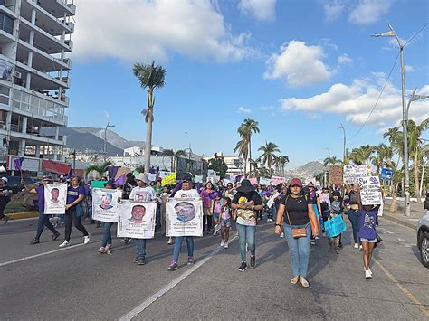 Cientos De Mujeres Marchan Por La Costera Hasta El Z Calo De Acapulco