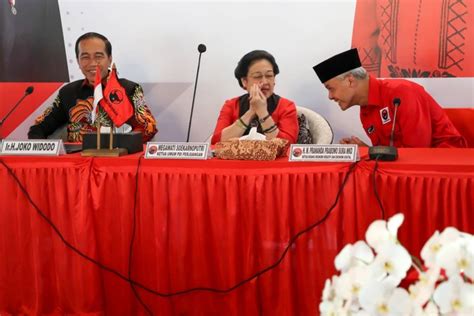 Mesranya Jokowi Ganjar Saat Deklarasi Capres Pdip Naik Mobil Pesawat