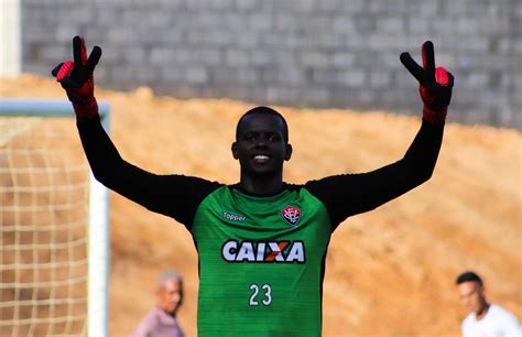 Goleiro Ca Que Acerta Renova O De Contrato O Vit Ria At