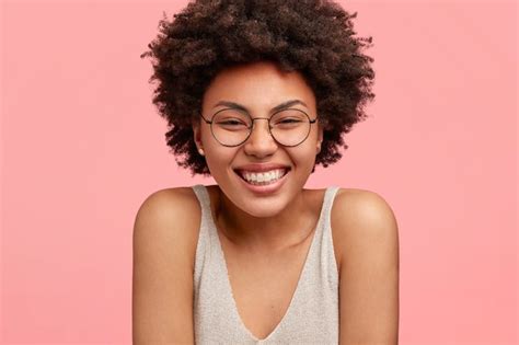 Jeune Femme Afro Américaine Portant Des Lunettes Rondes Photo Gratuite