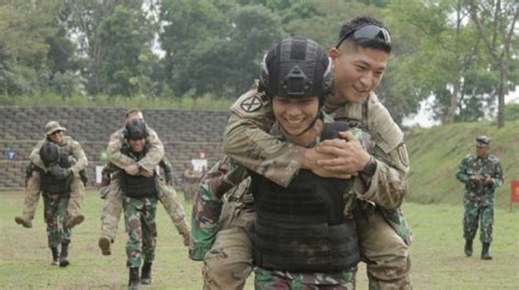 Kocak Tentara Amerika Panggul Pasukan Elite Kostrad Kaya Beras